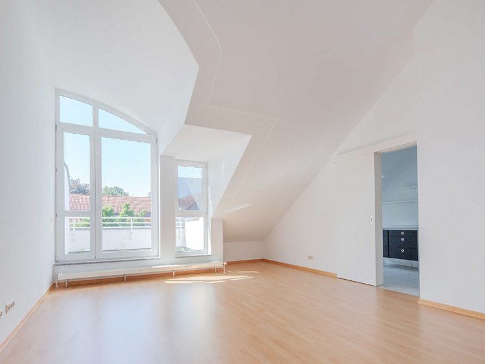 Ático de 2.5 habitaciones con terraza en la azotea y vista exterior en un lugar tranquilo