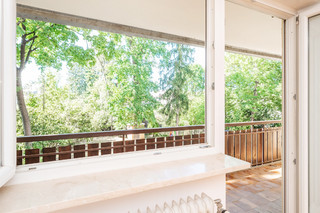 Vue du salon sur le jardin à l'ouest