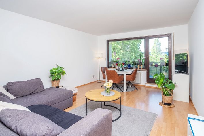 Attico di 3,5 locali con balcone esposto a ovest, cucina attrezzata e ascensore.