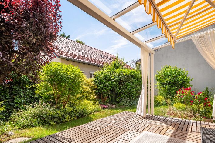 4-room garden apartment with fitted kitchen, 2 underground parking spaces facing southwest