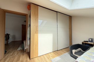 mit Einbauschrank