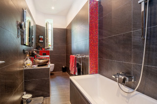 Baño con luz natural y lavadora.