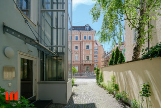 External elevator, parking space in the courtyard