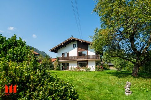 Chiemgau! Maison flexible pour une ou deux familles avec une propriété vue montagne!