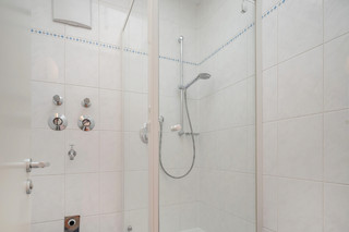 separate Dusche mit WM Anschluss