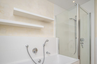 Baño con luz natural, bañera y ducha.