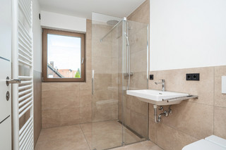 Bagno con doccia e luce naturale