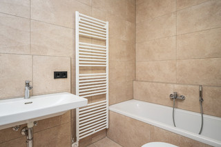 ausgezeichnet ausgestattet