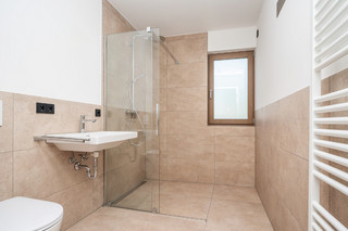 Bagno con luce naturale al piano terra