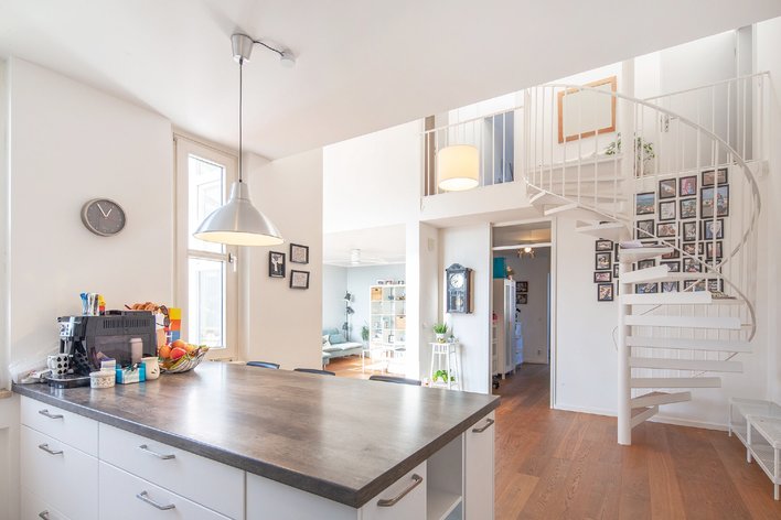 Pour toute la famille! Fantastique maisonnette avec terrasse sur le toit à Bogenhausen!