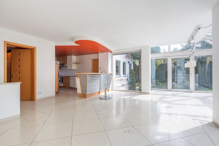 位于安静地段，适合家庭居住的半独立式住宅，带花园、设备齐全的厨房和双车位车库