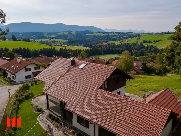 Detached family house on a hillside with an unobstructed view of the Alps