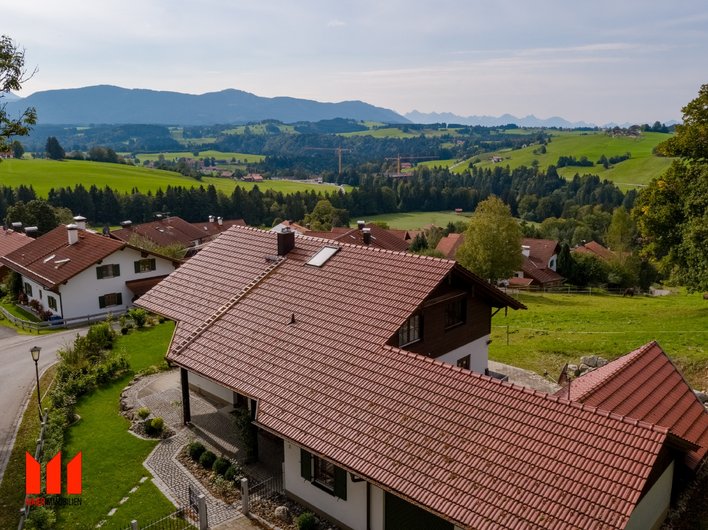 Maison familiale indépendante à flanc de colline avec une vue dégagée sur les Alpes