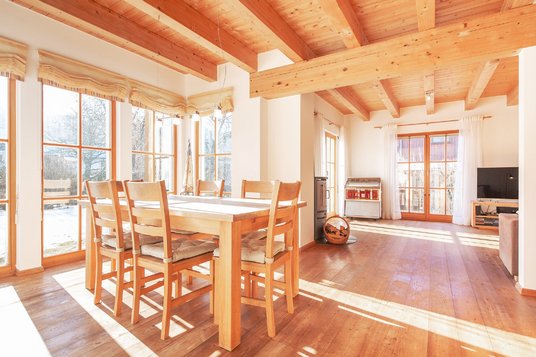 Maison familiale indépendante côté sud-ouest avec 2 balcons, terrasse et jardin idyllique