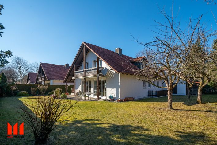 Detached house with double garage in a quiet location