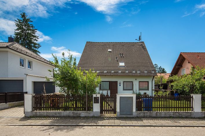 Detached house with garage in a prime location in Riemerling