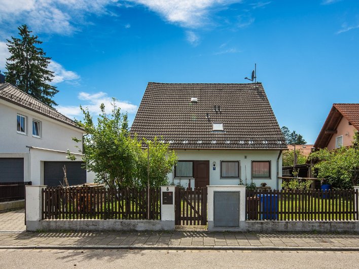 Detached house with garage in a prime location in Riemerling