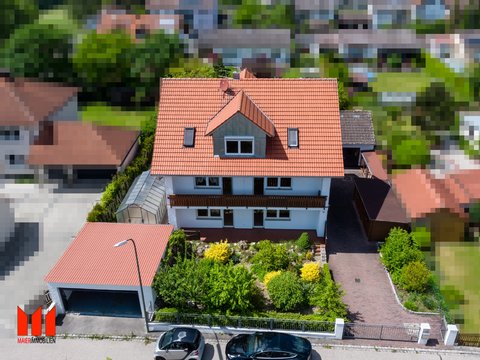 Geräumiges saniertes Zweifamilienhaus mit Garagen, Gewächshaus und Pool