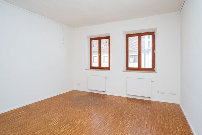 Unità commerciale: Abitazione e ufficio, appartamento di 5 locali in un edificio storico con balcone.