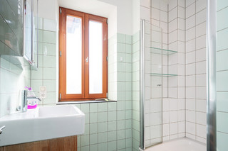 带窗户的浴室 2