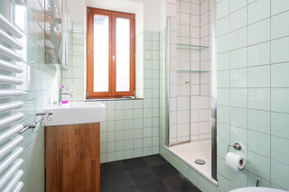 带窗户的浴室 1