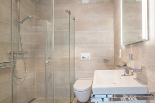 Guest bathroom 1