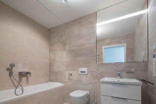 Master bathroom bathtub 1