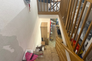 Sótano con escalera