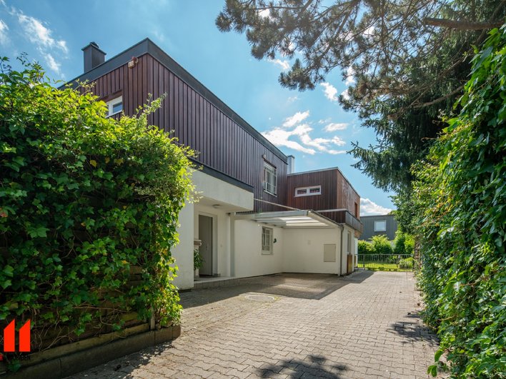 Grünwald! Cubic DHH with 11 meter pool, south garden, garage and carport!