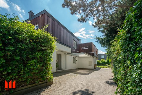 Grünwald! DHH cubique avec piscine de 11 mètres, jardin sud, garage et abri voiture!