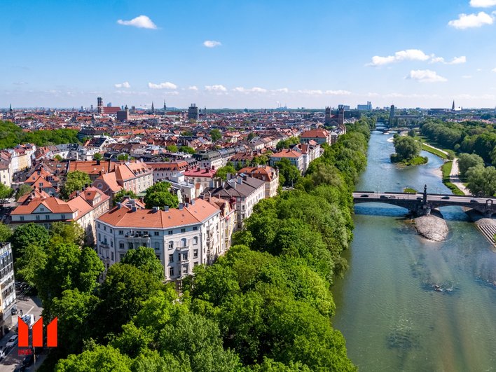 Mezzanine rénovée de 4.5 pièces avec balcon et terrasse proche Isar (immeuble ancien)