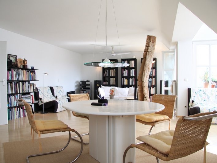 Lichtdurchflutete 3,5-Zimmer Dachgeschosswohnung mit Freiblick über die Dächer