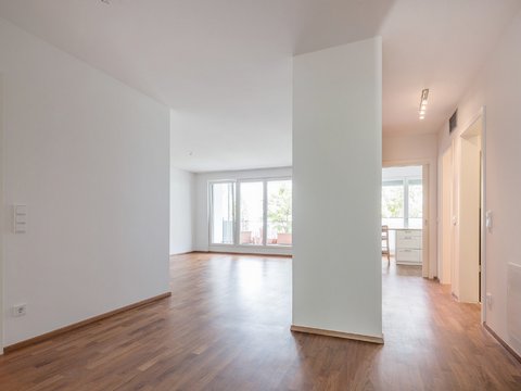 Luxurious 3-room balcony apartment: Best location near Maistraße in a sophisticated residential complex