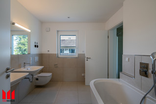 Baño principal con ducha, bañera y sauna.