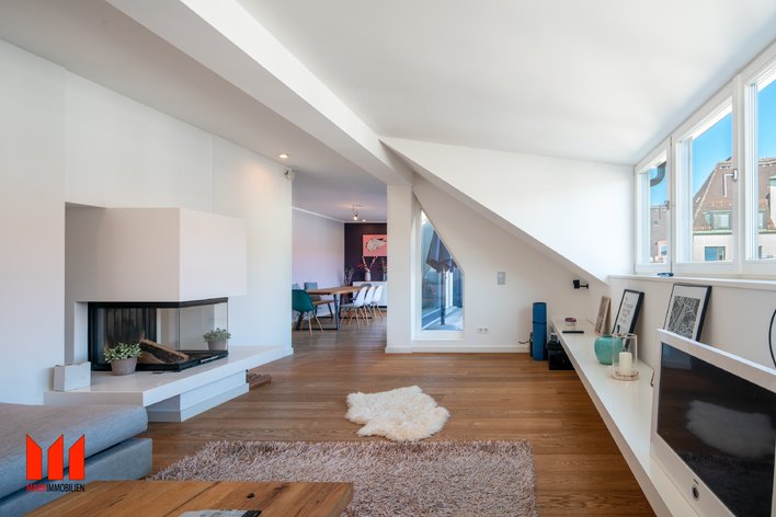 Lujoso edificio de apartamentos en el último piso con logia, balcón, chimenea y aire acondicionado en el techo en una ubicación privilegiada
