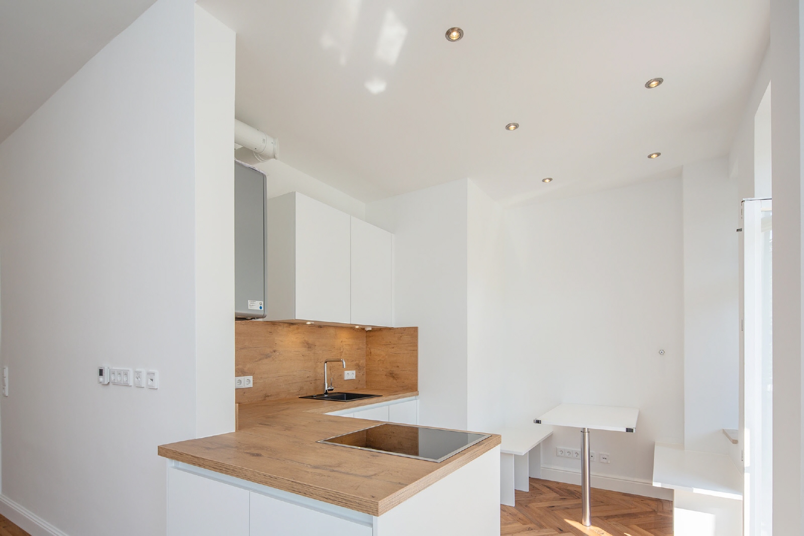 Luxuriöse, teilmöblierte Altbau-WHG mit Balkon und Aufzug im Franzosenviertel - Photo 3