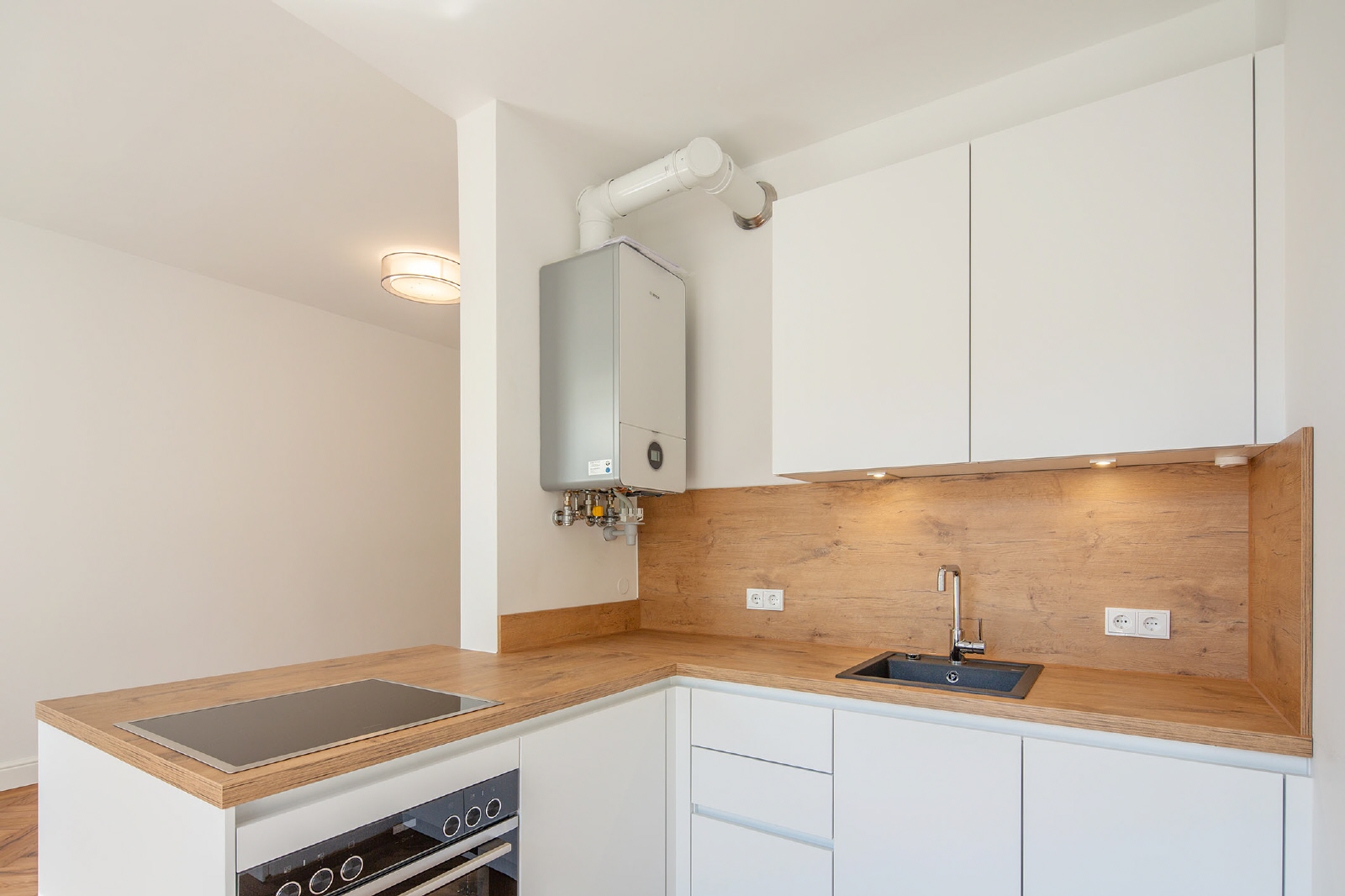 Luxuriöse, teilmöblierte Altbau-WHG mit Balkon und Aufzug im Franzosenviertel - Photo 1