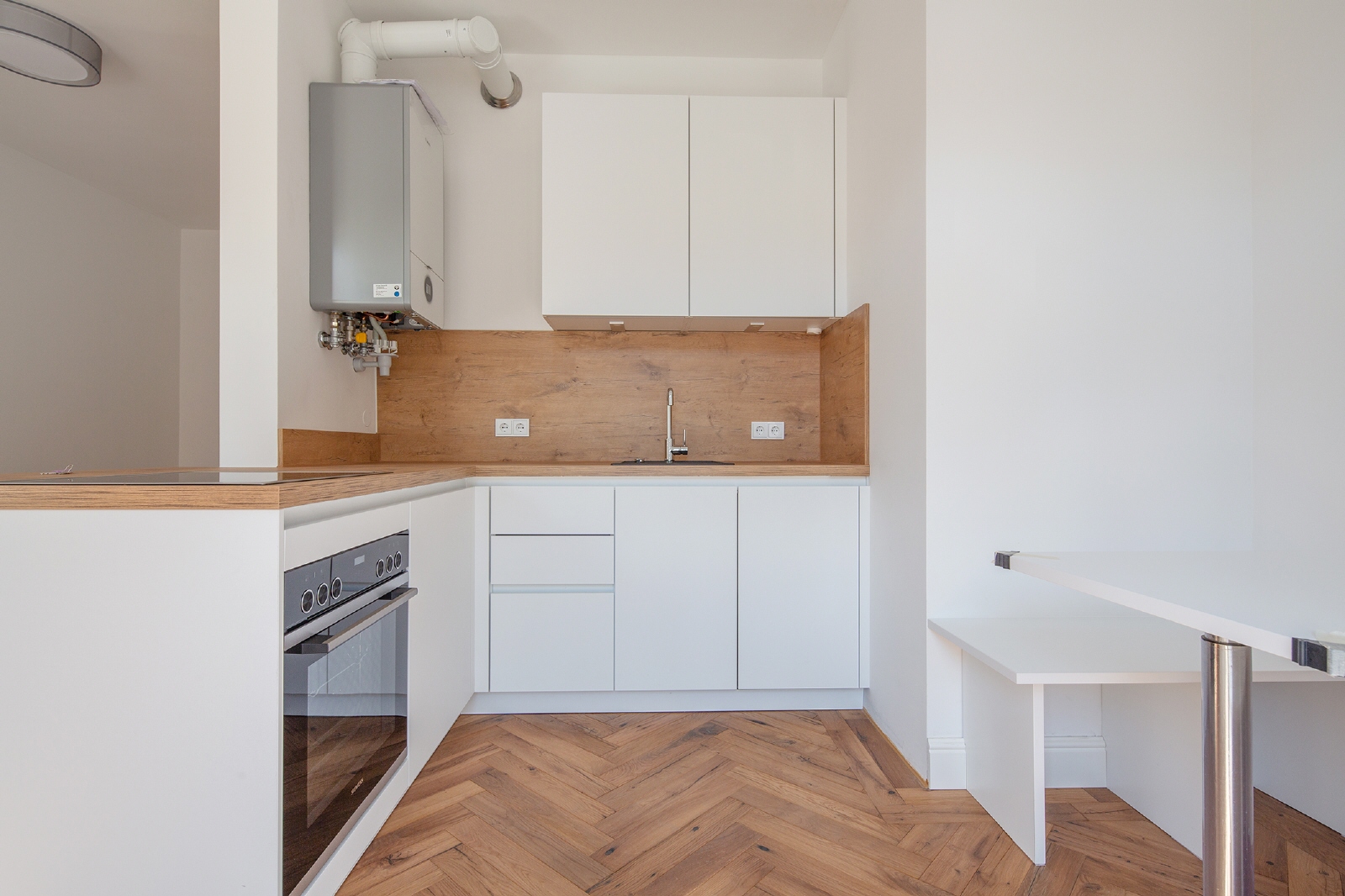 Luxuriöse, teilmöblierte Altbau-WHG mit Balkon und Aufzug im Franzosenviertel - Photo 2