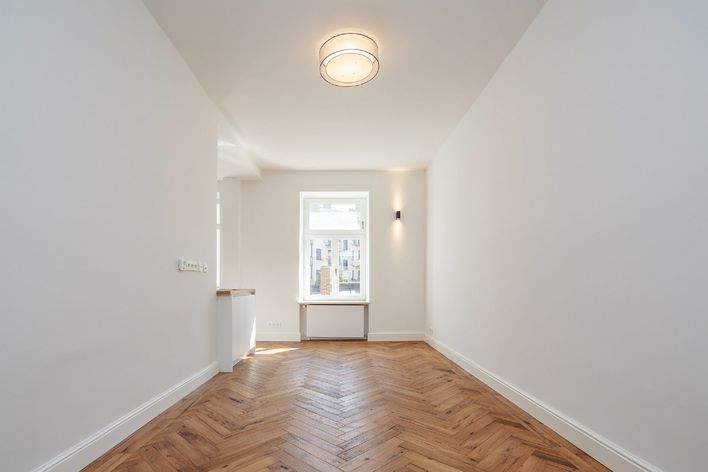 Luxuriöse, teilmöblierte Altbau-WHG mit Balkon und Aufzug im Franzosenviertel