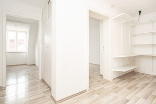 Entrance area with cloakroom storage space