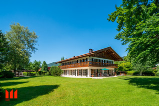 über 2400m²