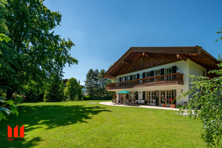 großzügiges, sonniges Grundstück