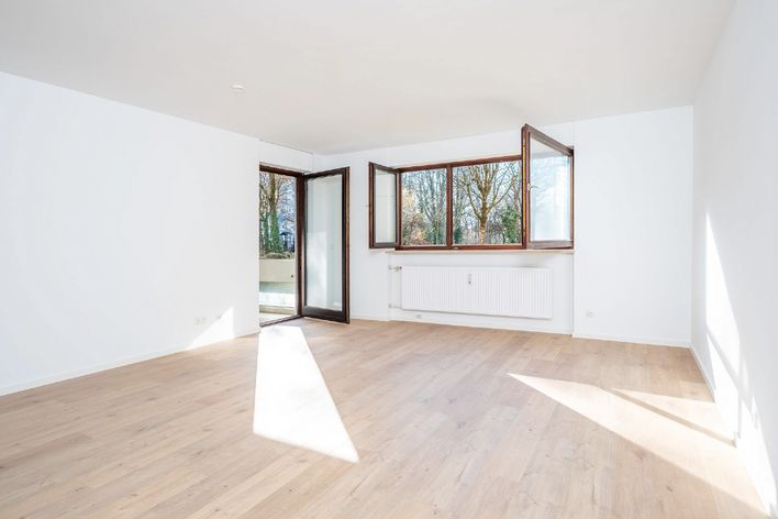 Рядом с Олимпийским парком! Просторная двухкомнатная квартира с оборудованной кухней и балконом, выходящим на запад!