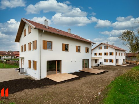 ¡Nuevo edificio! ¡Disponible inmediatamente! ¡Casa adosada atemporal en el corazón de Uffing am Staffelsee!