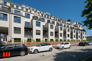 Facciata esposta a sud con terrazza sul tetto.