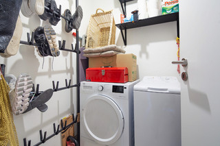 公寓内设有带洗衣机接口的储藏室。