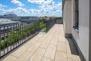Terraza en la azotea orientada al este con vistas a la montaña.