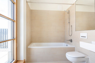 Baño con luz natural y acceso a la terraza de la azotea.