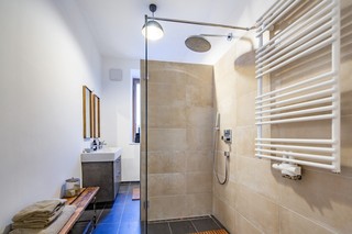 Salle de bain avec douche et baignoire