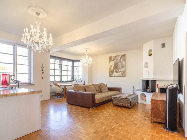 Quiet southwest-facing balcony apartment in a prime location near Englischer Garten and Isar